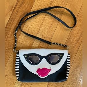 BETSEY JOHNSON LADY FACE CROSSBODY BAG BLACK/WHITE
